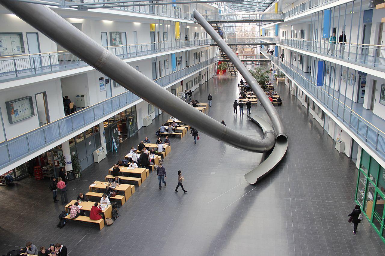 1280px-MI-Gebäude_der_TU_München_Magistrale2